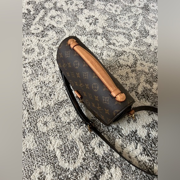 Louis Vuitton Brown and Gold Crossbody Bag
OPEN TO REASONABLE OFFERS 🥳🤩 - Picture 7 of 16
